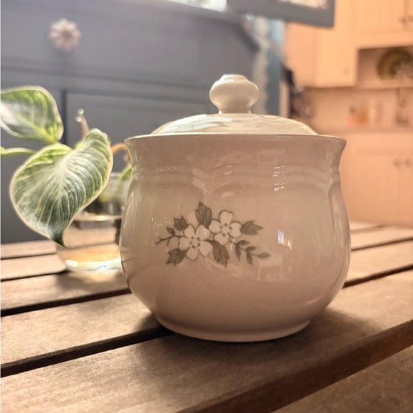 Pfaltzgraff Other - vintage Pfaltzgraff Heirloom sugar bowl with lid